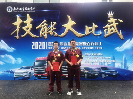 交校董家成(左)閆業(yè)勇(右)市能手(周峰)_副本.jpg 交校董家成(左)閆業(yè)勇(右)市能手(周峰)_副本.jpg