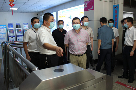 交通局董振華節(jié)前查北站2(滕艷君)_副本_副本.jpg 交通局董振華節(jié)前查北站2(滕艷君)_副本_副本.jpg