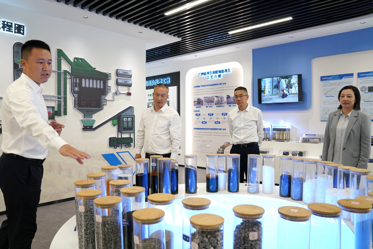 20241009市國資委黨委書記、主任陳文榮參觀杭州灣綠色養護公司展廳，右起李利、柏衛東、陳文榮（李阿梅 攝）.jpg