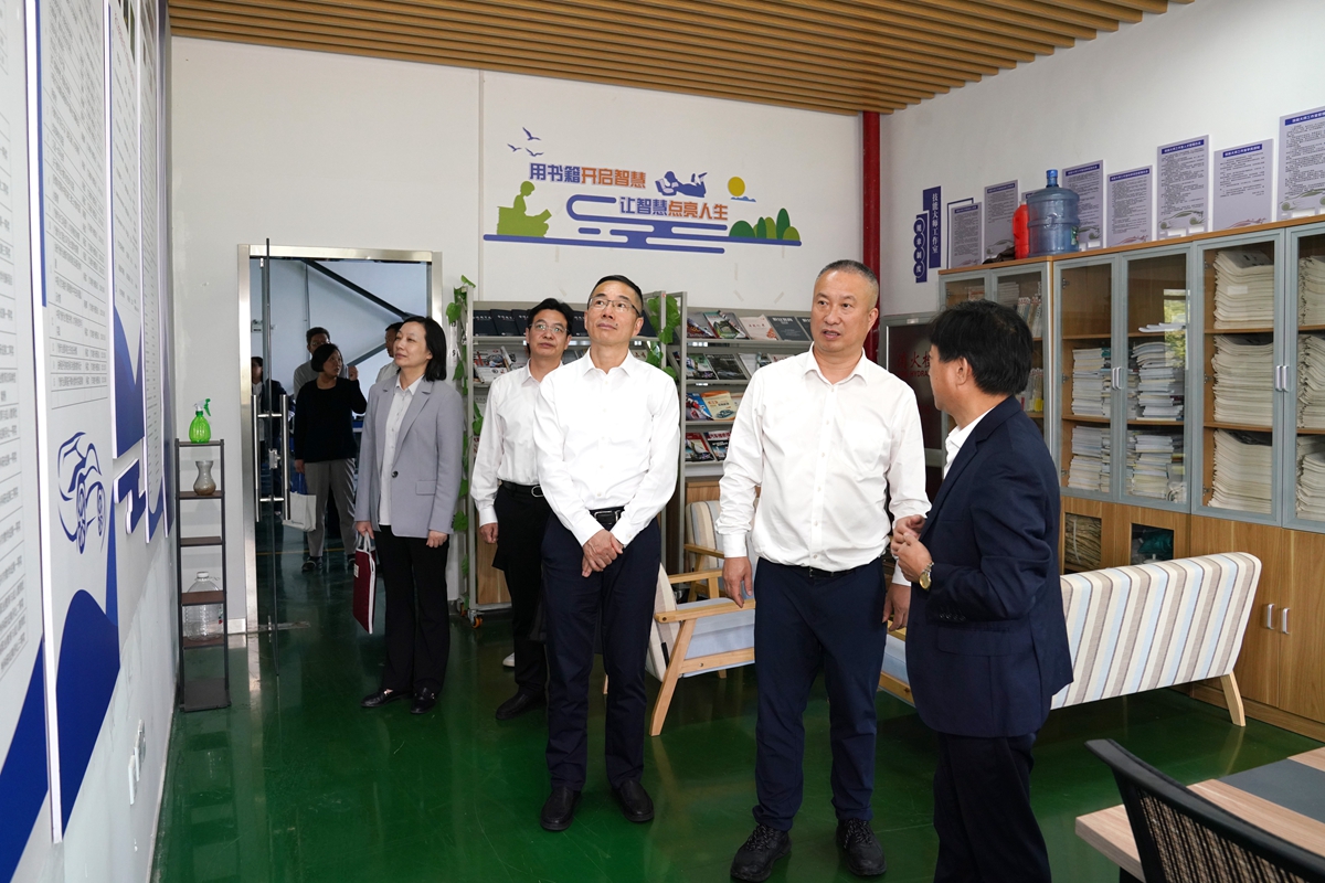 20241009市國資委黨委書記、主任陳文榮調研嘉興市交通學校，右起吳曉斌、陳文榮、柏衛東、朱建華、李利（李阿梅 攝）.jpg